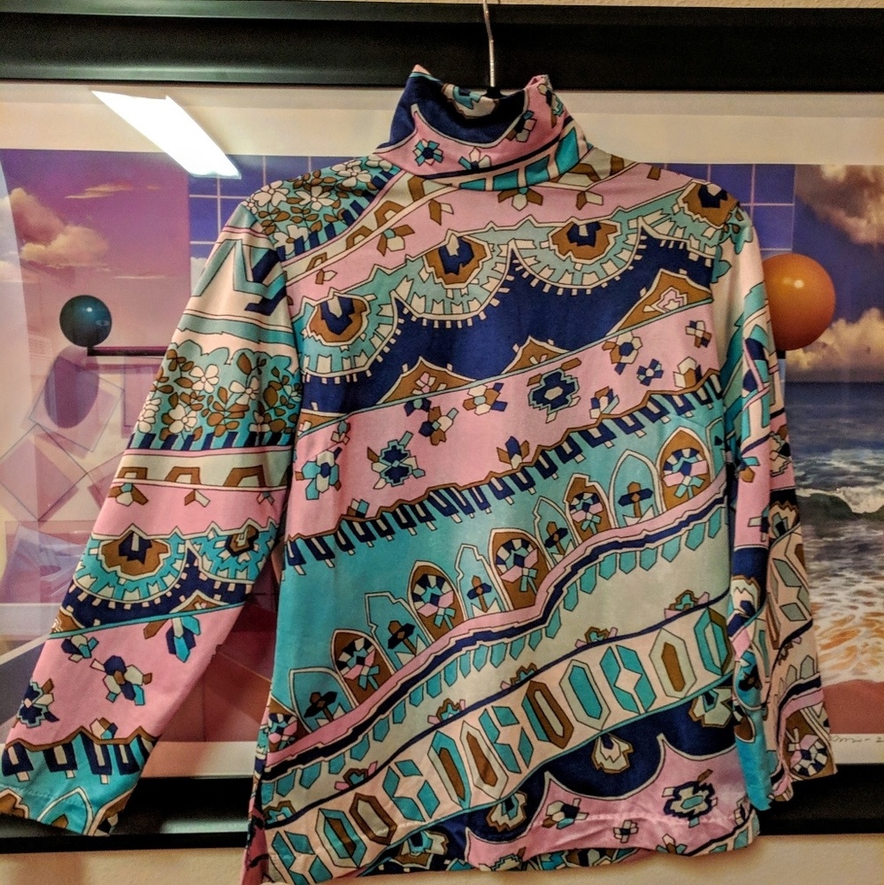 Fun! Graphic 70s Turtleneck